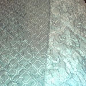 Queen size comforter with 2 shams